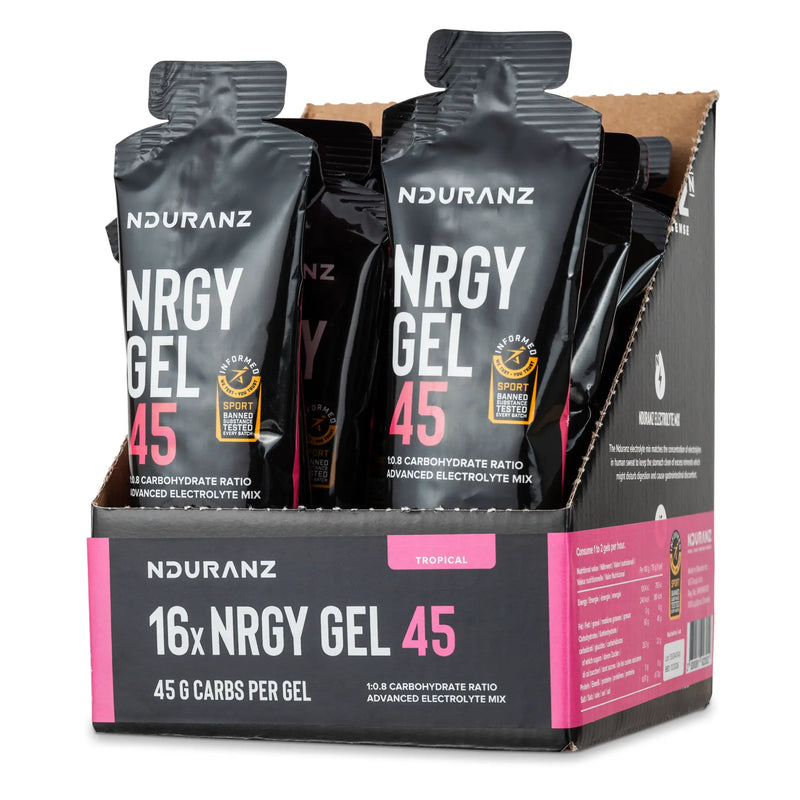 Nduranz Nrgy Gel 45 Box - 16 x 75 g saveur tropicale, sachets noirs avec logos dans une boîte présentoir à accents roses sur fond uni.